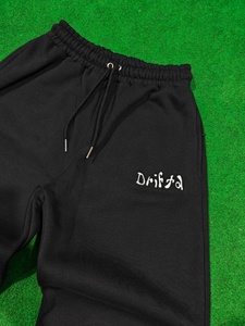 Pantalon homme en tissu peigné 100% coton premium, 400 GSM, anti-boulochage, respirant, couleur noire, avec revers personnalisés et plis sur le devant - Product Image 2