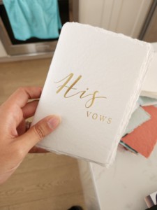 Libro de votos hecho a mano con papel de borde deshilachado, ideal para ceremonias de votos de boda, recuerdos, mensajes de invitados y más. - Product Image 4