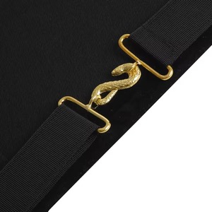 Delantal Masónico de Maestro Masón Single Star Trader MR-1003 con Ribete Negro, Fondo Blanco, Flecos Dorados y Símbolo de Cruz, Accesorio Formal - Product Image 2
