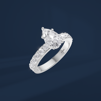 Anillo de Compromiso Clásico con Diamante Cultivado en Laboratorio con Corte Pera en Platino con Halo y Diamantes Laterales para Mujer