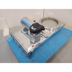 Válvula de Aislamiento de Péndulo al Vacío VAT A-302793 14048-PE24-AAE2/0036 Usada Como Pieza de Repuesto para Equipos Legacy Semiconductor - Product Image 1