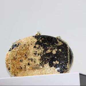 กระเป๋าคลัทช์ทำมือสีดำและสีทอง ประดับด้วยเกล็ดไมก้าเรซิ่น สำหรับงานกลางคืน - Product Image 1