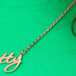 สร้อยคอพริตตี้ เอเคเอ จี้ตัวอักษรสีทอง ดีไซน์หรูหรา เครื่องประดับผู้หญิง แฟชั่นทันสมัย ใช้ได้ทุกวัน เหมาะเป็นของขวัญ - Product Image 5