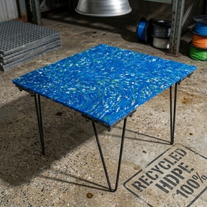Table basse minimaliste moderne en plastique recyclé 4GoodThings, poignée durable, légère, écologique, meubles de salon - Product Image 2
