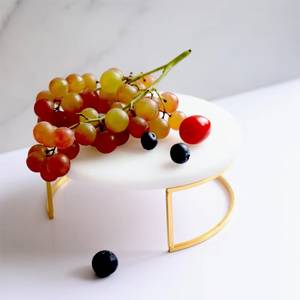 Support à gâteau rond en marbre avec bord doré, plateau de présentation de dessert en résine fait main, décoration de table - Product Image 6