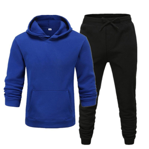 เสื้อสเวตเชิ้ตมีฮู้ดสีฟ้าอ่อนสำหรับผู้ชาย พร้อมกางเกงจ็อกเกอร์สีน้ำเงินเข้ม ชุดลำลองสีพื้น แขนยาว ระบายอากาศได้ดี เหมาะสำหรับใส่ในฤดูใบไม้ร่วง - Product Image 1