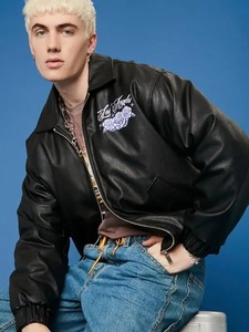 เสื้อแจ็คเก็ตหนังเทียมลายกราฟิกฮอตวีลส์สำหรับผู้ชาย - Product Image 3