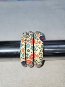 Bracelet jonc en résine écologique fait main, motif floral noir et bleu, pièce de collection artistique pour femme, décoration ARIF Inde - Product Image 4