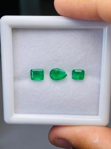 Lote de 3 Esmeraldas Naturales, Grado AAA, Certificadas por IGI, Color Verde Superbrillante, Corte Mixto, Pulido Perfecto - Product Image 3