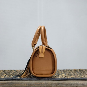 Bolso de mano de cuero de lujo con panel de piel de vaca y detalles de borlas en color negro y marrón, diseño floral en relieve. - Product Image 4