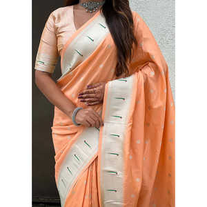 ชุดราตรีผ้าไหมพายทานีสีพีชพาสเทลลายดอกบัวและนกยูง ปักด้วยด้ายซารี - Product Image 3