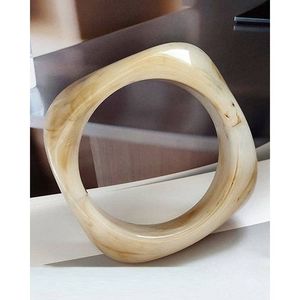 Brazaletes Modernos Hechos a Mano de Resina y Madera, Artesanías de Bambú y Madera - Product Image 2