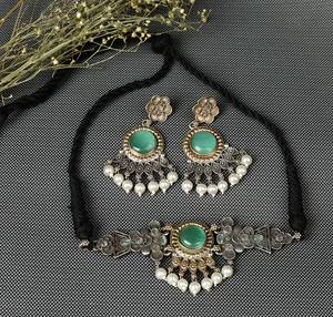 Conjunto de Collar Gargantilla Floral Bicolor en Plata Oxidada y Chapado en Oro con Piedra Verde y Pendientes de Perlas para Mujer - Product Image 2