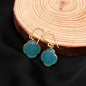 ต่างหูรูปโคลเวอร์ประดับพลอยอะควาแคลซิโดนีสุดหรูหุ้มทอง 18K ดีไซน์ใหม่ เหมาะสำหรับงานแต่งงานและเป็นของขวัญ - Product Image 4