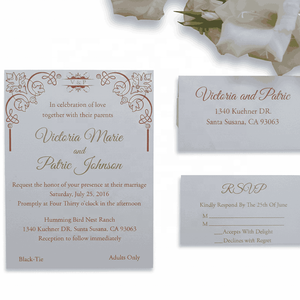 Invitation de mariage de luxe en vert chartreuse aspect soie avec ruban en satin champagne, broche en cristal, pochette et boîte cadeau - Product Image 3