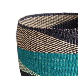 Cesta de mimbre ecológica tejida a mano con diseño negro y verde azulado, contenedor para ropa sucia con asas - Product Image 3