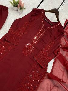 Conjunto de traje salwar premium Mal Chanderi con espejo de mano, bordado de lentejuelas y dupatta de organza - Product Image 6