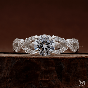 Anillo de compromiso con diamante cultivado en laboratorio de 1 quilate, certificado por IGI, con banda cruzada pavé, en oro blanco de 10 quilates - Product Image 1