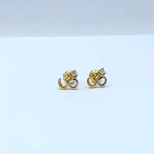 Elegantes Pendientes de Oro de 22K con Diseño Om y Diamantes para Mujer, Uso Diario, Estilo Espiritual y de Diseñador - Product Image 1