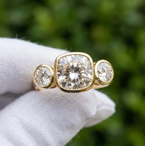 Bague de haute qualité en or avec diamant de laboratoire taille coussin 3 carats (3CTW) sertie clos et pierre centrale de 2 carats - Product Image 1