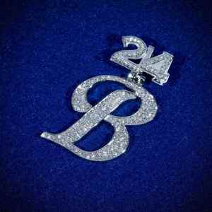 Colgante de Plata 925 con Moissanita y Letra Inicial, Bañado en Rodio, Corte Brillante Redondo, Joyería Personalizada - Product Image 2