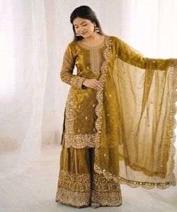 Conjunto de Diseñador Fendi: Top de Seda con Bordado y Lentejuelas, Pantalón Palazzo y Dupatta, Ropa Festiva, Precio al por Mayor, Prenda Étnica Dorada - Product Image 3