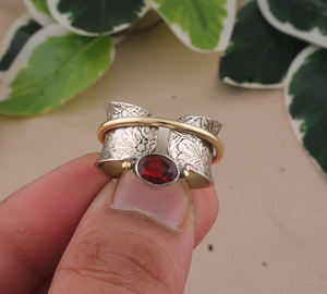 แหวนเงินแท้ 925 ประดับพลอยโกเมนสีแดงธรรมชาติทรงเบเซล  แหวนสำหรับผู้หญิง ของขวัญวันเกิด/วันครบรอบ  ประจำเดือนมกราคม - Product Image 4