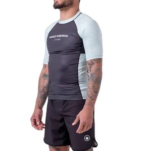 Rash Guard para hombre de último estilo con mangas cortas y diseño elástico Ropa de fitness y lucha libre Venta en línea con servicio OEM - Product Image 1