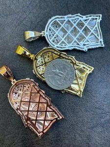 Pendentif unisexe plaqué or avec accents faciaux inspirés du diamant, bijoux de mode hip-hop pour tous les jours et les soirées - Product Image 4
