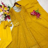 Vestido de Diseñador Georgette con Mangas Bordadas con Lentejuelas de 3mm y 5mm, Pantalón de Micro Seda Latkan Dori y Conjunto de Dupatta