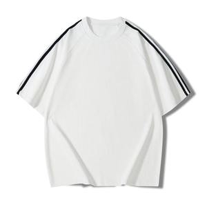 เสื้อยืดผู้ชายแขนราแกลน ผ้าฝ้ายถัก 100% ย้อมสีสำเร็จรูป ป้องกันการเป็นขุย แต่งแถบสีเทาแดงตัดกัน คอกลม สไตล์ไฮสตรีท - Product Image 6