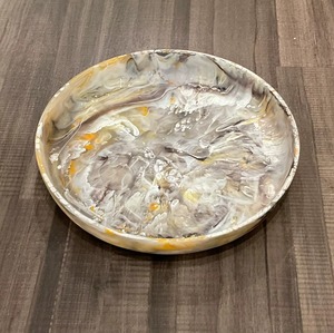 Plateau décoratif rond en résine, motif fait main, surface polie, idéal pour la présentation sur table, tons gris, blanc, jaune - Product Image 5