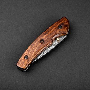 Cuchillo de bolsillo plegable de acero de Damasco hecho a mano, con hoja de 7.5 pulgadas, borde serrado, mango de madera y punta de cuchillo tipo Drop Point, ODM/OEM. - Product Image 5