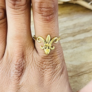 Anillo de latón gótico con flor de lis de estilo moderno para mujer, chapado en oro de 18k, joyería vintage delicada hecha a mano, venta al por mayor/OEM - Product Image 3