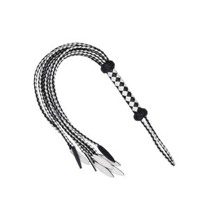 Fouet en cuir avec bandes tressées noires et blanches et poignée en anneau métallique - Product Image 1