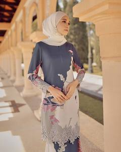 ชุดบาจูกูรุงผู้หญิงลายดอกไม้ปักลายลูกไม้ยาวถึงข้อเท้าสำหรับฤดูใบไม้ร่วง บริการ OEM แบบ SIPO  ชุดลำลองแบบมืออาชีพสไตล์มาเลเซีย - Product Image 1