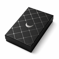 Boîte cadeau rigide noire mate de luxe pour cravate avec motif quadrillé en feuille d'argent et insert personnalisé pour l'emballage de cravates