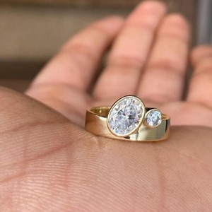Anillo de compromiso de banda ancha ovalado y redondo para mujer - Anillo de boda con engaste de bisel, anillo solitario único de banda gruesa, oro de 14K - Product Image 1