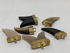 Colgante de Cuerno Natural con Tapa Metálica Dorada Ornamentada, Amuleto de Joyería de Cuerno Animal Pulido para Fabricación de Collares y Suministros de Manualidades - Product Image 5