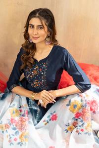 Ensemble Kurti en viscose et soie Mango bleu marine de qualité supérieure avec pantalon droit brodé à la main et dupatta à imprimé numérique Maslin - Product Image 2