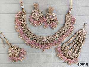 ชุดสร้อยคอเจ้าสาวสีดำสุดหรูพร้อมต่างหูลูกปัดคริสตัลเพทาย Maang Tikka & Hathphool เครื่องประดับสำหรับงานแต่งงาน - Product Image 6