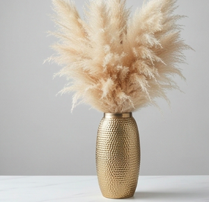 Vase moderne en métal doré martelé texturé, support floral de table pour la décoration du salon, du bureau ou à la maison - Product Image 2