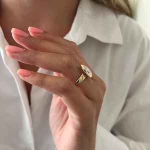 Bague sertie de moissanite taille poire en or jaune 14 carats |   Bague de fiançailles solitaire en forme de larme |   Bijoux fins modernes pour femmes - Product Image 3