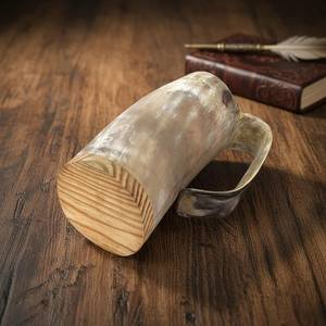Juego de Jarra de Cuerno Vikinga Hecha a Mano, con Abridor de Botellas de Cuerno de Búfalo, Estilo Náutico Pulido - Product Image 1