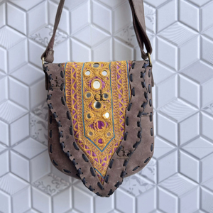Bolso Bandolera de Cuero Genuino Estilo Banjara, Bolso de Mano Elegante Estilo Gitano, Multicolor, Hecho a Mano para Mujer - Product Image 1