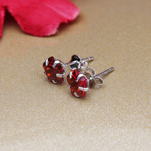 Boucles d'oreilles clous en argent sterling 925 avec fleur de rubis, bijoux en pierres précieuses rouges pour femmes et jeunes filles, à porter lors de mariages et de fêtes - Product Image 4