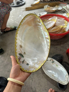 จานเปลือกหอยมุกขนาดใหญ่หรูหรา 20-33 ซม. ขอบสีทอง/เงิน พร้อมขาตั้งถอดได้ งานฝังประณีต ภาชนะบนโต๊ะอาหาร 100% จากธรรมชาติ - Product Image 4