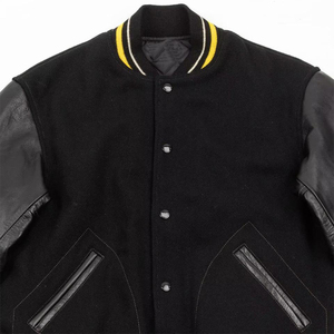 Veste de style universitaire noire pour homme, manches en simili cuir, doublure matelassée, bordure côtelée rayée jaune, mode streetwear urbaine - Product Image 4