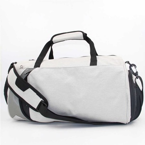 Sac de sport en polyester gris clair avec fermeture éclair et compartiment à chaussures pour l'exercice et le fitness - Product Image 4