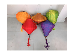 Lanterne en soie décorative suspendue avec un design en tissu coloré pour la maison, les hôtels, les cafés et les restaurants - Product Image 4
